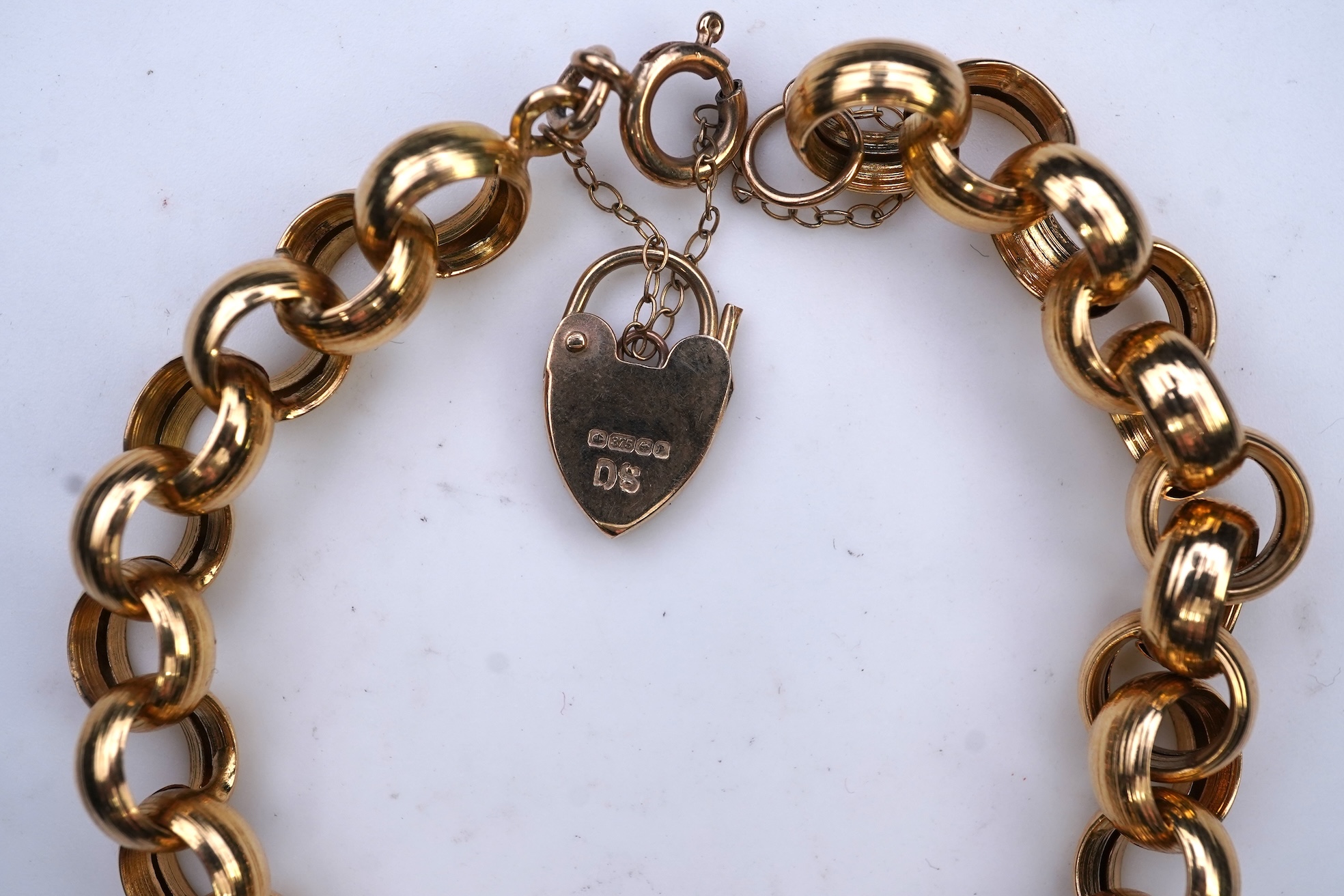 An 18ct gold bracelet